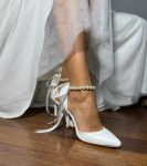 Весільні туфлі для нареченої з перлами