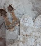 Святкові босоніжки сатинові кольору шампань з камінцями