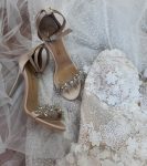 Святкові босоніжки сатинові кольору шампань з камінцями