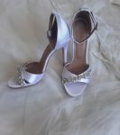 Весільні босоніжки сатинові білі з камінцями