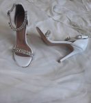 Весільні босоніжки з білої шкіри з камінцями