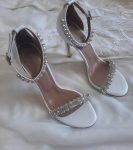 Весільні босоніжки з білої шкіри з камінцями