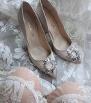 Святкові туфлі бежевого кольору з брошкою та камінням