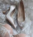 Святкові туфлі бежевого кольору з брошкою та камінням