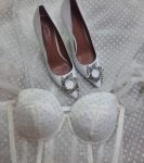 Весільні шкіряні туфлі з брошкою та камінцями