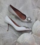 Весільні шкіряні туфлі з брошкою та камінцями