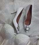 Весільні шкіряні туфлі з брошкою та камінцями