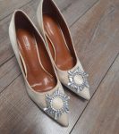 Святкові туфлі бежевого кольору з брошкою та камінням