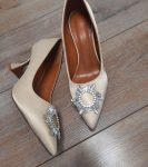 Святкові туфлі бежевого кольору з брошкою та камінням