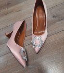 Святкові туфлі рожевого кольору з брошкою та камінням