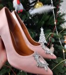 Святкові туфлі рожевого кольору з брошкою та камінням