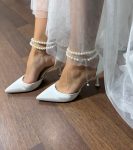 Весільні туфлі для нареченої з перлами