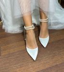 Весільні туфлі для нареченої з перлами