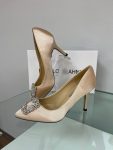 Весільні атласні беж туфлі з брошкою Manolo Blachnik