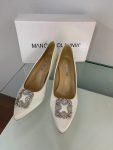 Весільні атласні білі туфлі з брошкою Manolo Blachnik