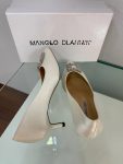 Весільні атласні білі туфлі з брошкою Manolo Blachnik