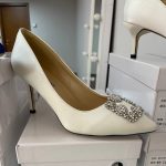 Весільні атласні білі туфлі з брошкою Manolo Blachnik