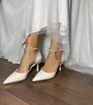 Весільні лакові туфлі для нареченої з перлами