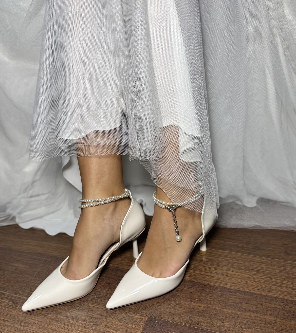 Весільні лакові туфлі для нареченої з перлами