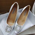 Весільні атласні білі туфлі з брошкою Manolo Blachnik