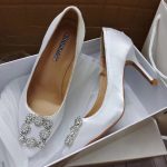 Весільні атласні білі туфлі з брошкою Manolo Blachnik