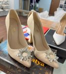 Святкові туфлі бежевого кольору з брошкою та камінням