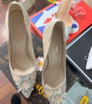 Святкові туфлі бежевого кольору з брошкою та камінням