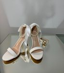 Весільні босоніжки з перлами