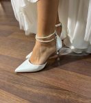 Весільні туфлі для нареченої з перлами