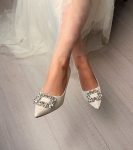 Весільні туфлі сатинові з брошкою