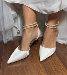 Весільні туфлі для нареченої з перлами