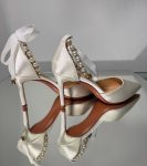 Весільні туфлі для нареченої з перлами