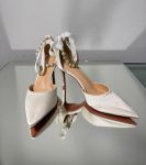 Весільні туфлі для нареченої з перлами