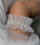 Весільна підв'язка з перлами