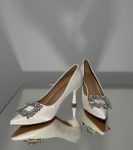 Весільні туфлі сатинові з брошкою