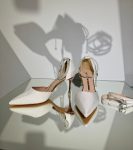 Весільні туфлі для нареченої з перлами