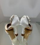 Весільні туфлі сатинові з камінцями