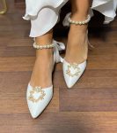 💎 Класичні без декору 🤍 З витонченим ремінцем із перлами ✨ З ніжною круглою брошкою з перлами ⚜️Ремінець шкіряний + брошка 🌟 Комбінація ремінця та брошки для особливого акценту Одна пара – безліч образів для твого ідеального дня!