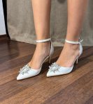 Весільні туфлі атласні з брошкою