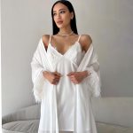 Жіночій халат шовковий довгий з пір'ям страуса та сорочкою