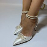 Жіночі туфлі весільні атласні  та ремінцем  перли та брошкою 7,5 см