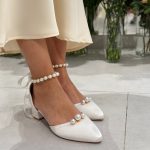 Жіночі туфлі Весільні атласні ремінцем з перлами та з брошкою три перлини (знімається) 5 см